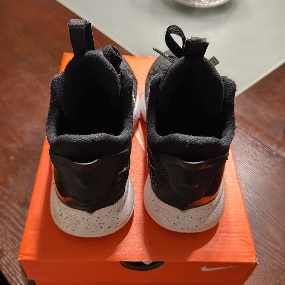 Nike LeBron Witness 5 - Black /Silver Kids Basketball Sneaker CT4630-001 Sz 2.5Y - Picture 3 of 6